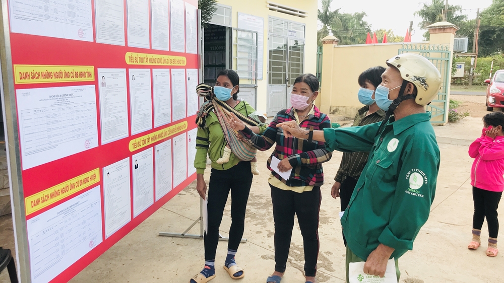Bà con dân tộc thiểu số vùng biên giới Gia Lai đến tìm hiểu các bước chuẩn bị bầu cử.